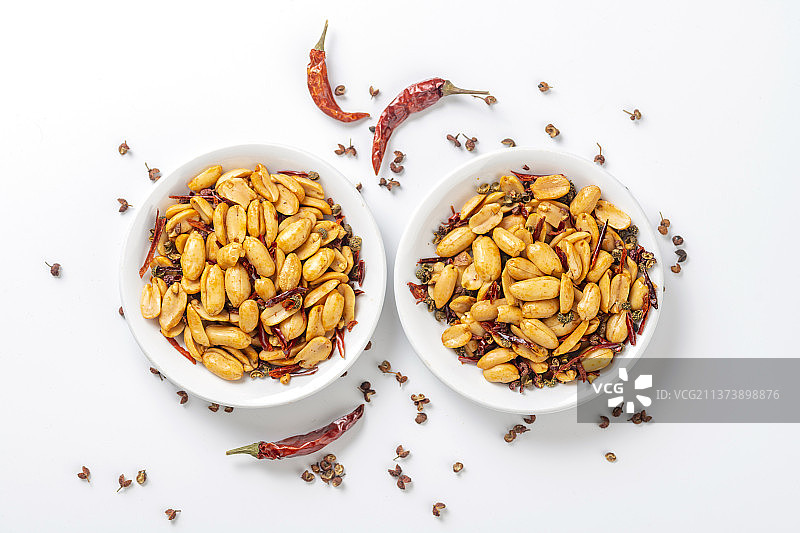 一盘麻辣花生特写白色背景图片素材