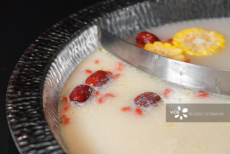 鲜蔬清汤与猪肚鸡鸳鸯锅底图片素材