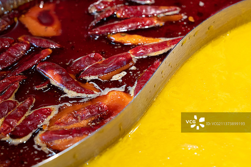 金瓜泥花胶鸡与椒香麻辣鸳鸯锅底图片素材