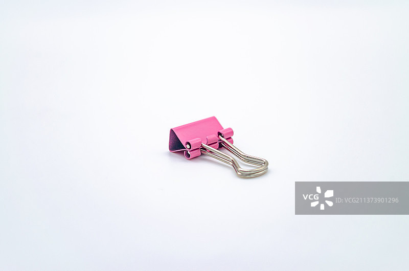 亚洲中国办公用品和文具拍摄主题，内室内影棚拍摄静物图像，一堆五颜六色的凤尾夹，室内无人图像摄影图片素材