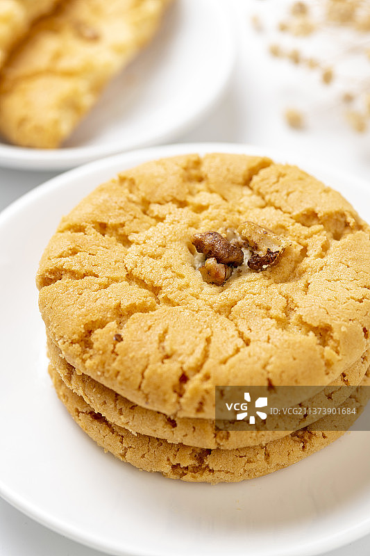 核桃酥特写白色背景图片素材
