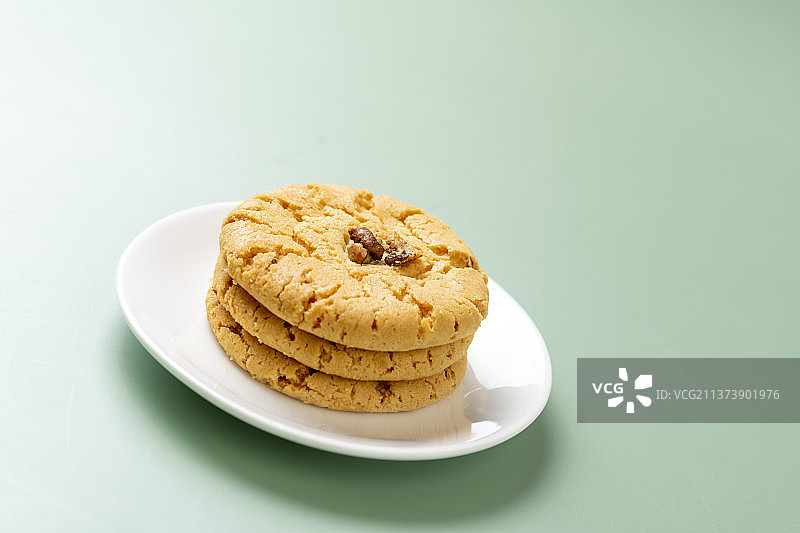 核桃酥特写黄绿色莫兰迪色系背景图片素材