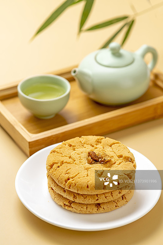 核桃酥特写黄绿色莫兰迪色系背景图片素材