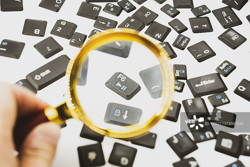 放大镜观察电脑按键“暂停键”图片素材