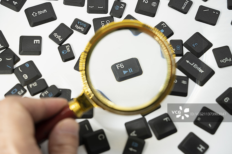 放大镜观察电脑按键“暂停键”图片素材