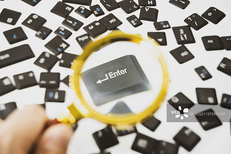 放大镜观察ENTER电脑按键图片素材