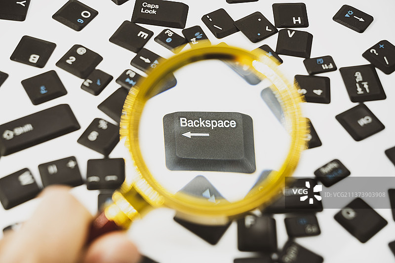 放大镜观察“BACKSPACE”电脑按键图片素材