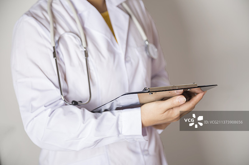 正在看记录的女护士室内特写图片素材