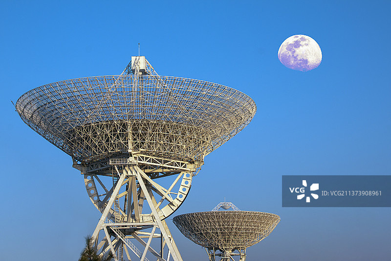 卫星天线对蓝天的低角度视图图片素材