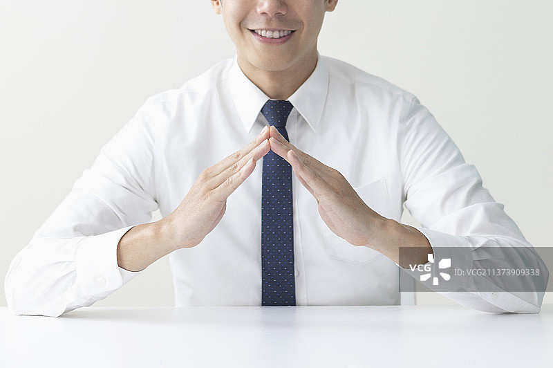 商业男性微笑地坐著作手势图片素材