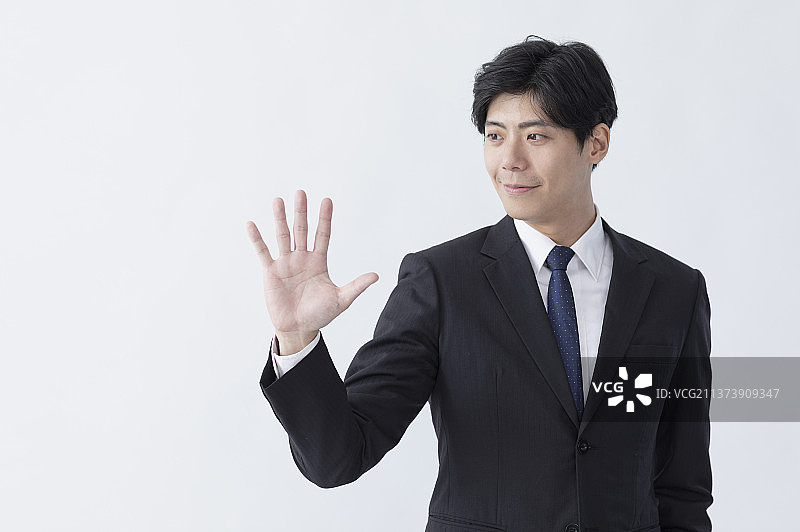 商业男性微笑地站著作手势图片素材