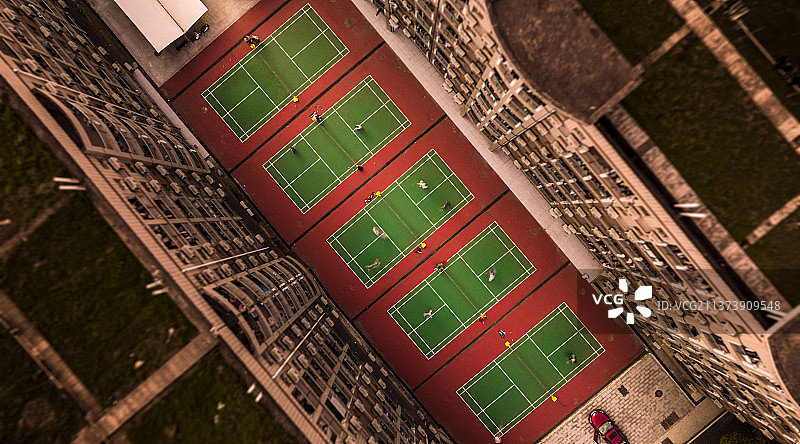 红 绿 黄-羽毛球场与学生宿舍图片素材