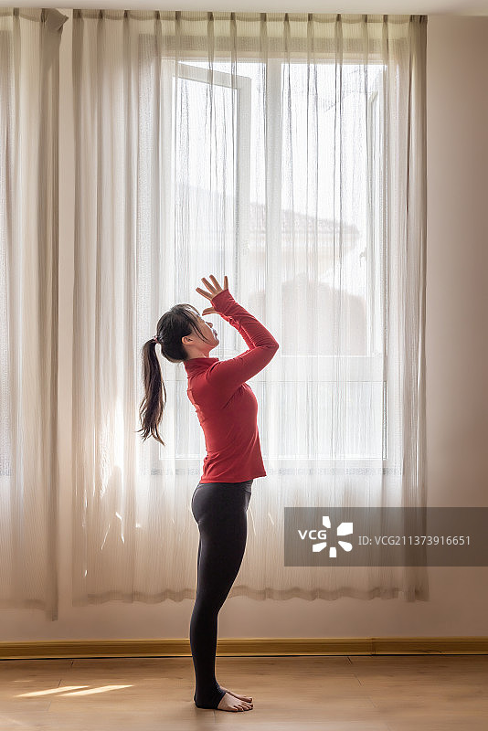 美女做瑜伽舞韵动作图片素材