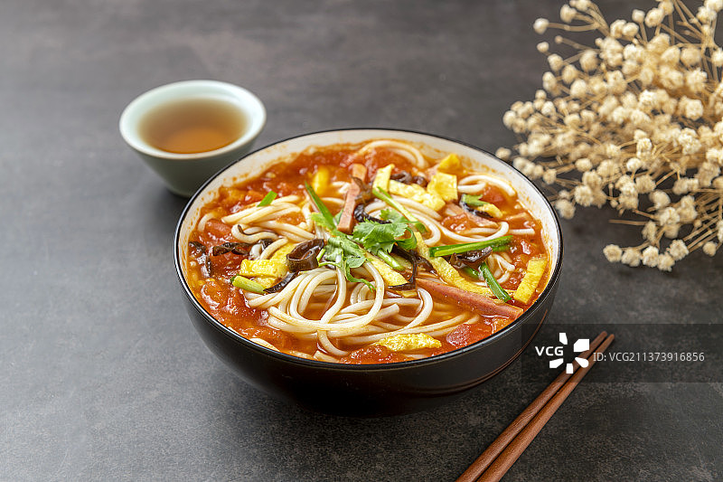 一碗番茄米线特写黑色背景图片素材