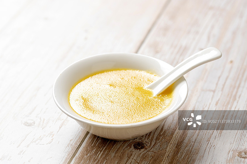 玉米糊特写勺盛玉米糊木桌面背景图片素材