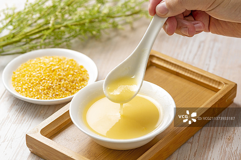 玉米糊特写勺盛玉米糊木桌面背景图片素材