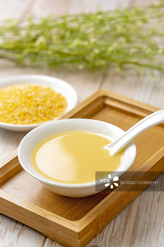 玉米糊特写勺盛玉米糊木桌面背景图片素材