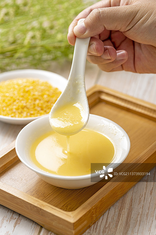 玉米糊特写勺盛玉米糊木桌面背景图片素材