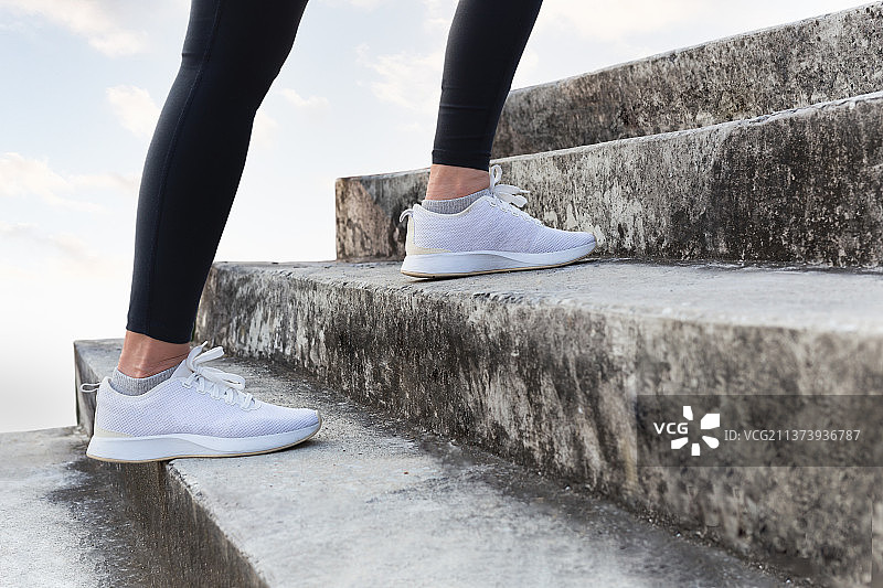 女人爬楼梯锻炼燃烧脂肪，健康生活方式图片素材