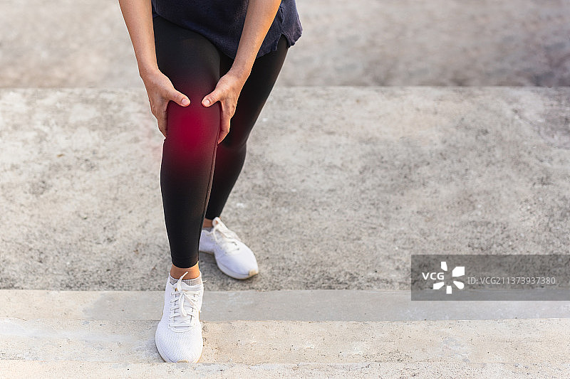 妇女在楼梯上锻炼时膝盖疼痛图片素材