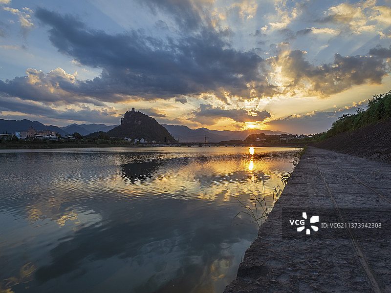 松阳西屏独山松荫溪江滨公园防洪大堤黄昏晚霞图片素材
