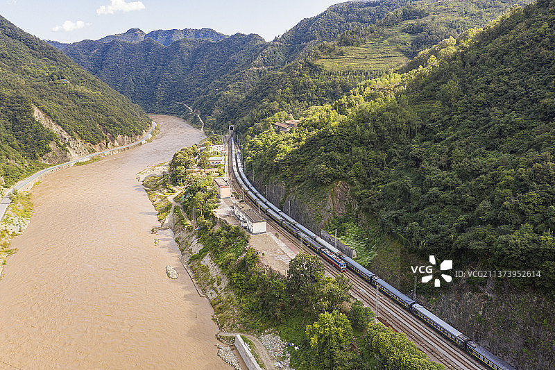 成都-哈尔滨K546次通过宝成线乐素河站图片素材