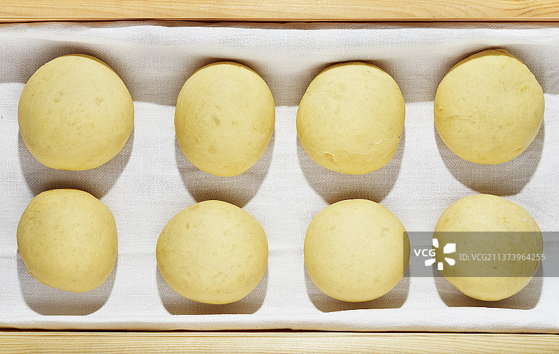 烤盘上的生面团图片素材