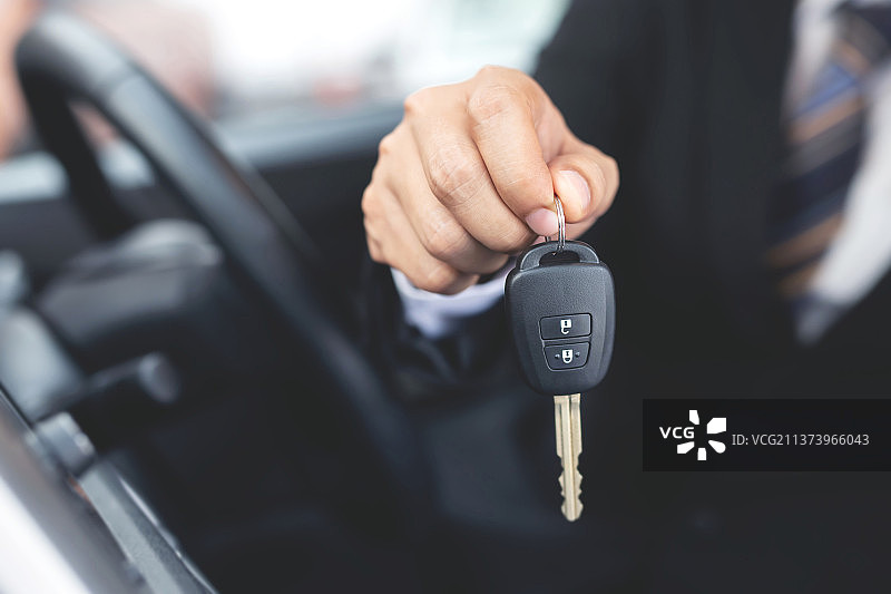 销售员交付新车图片素材