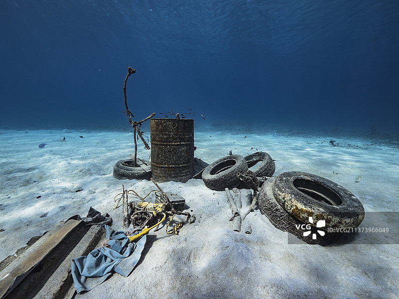 水下废弃渔具的侧角视图图片素材