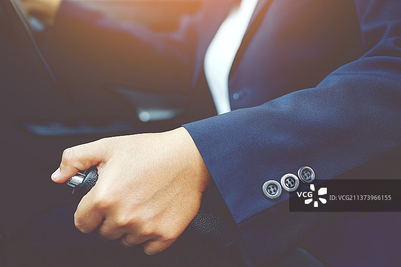 拉拽物体的手部特写，商人拿着车钥匙图片素材