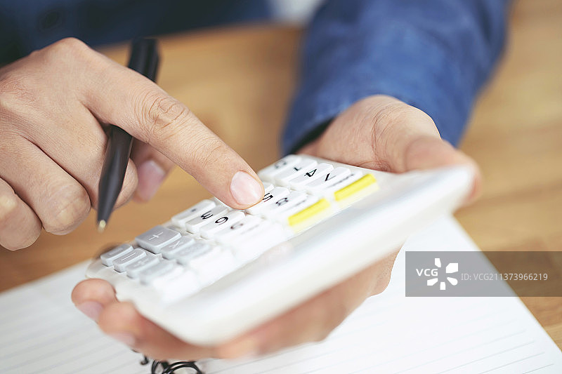 特写：商人手在笔记本上书写图片素材