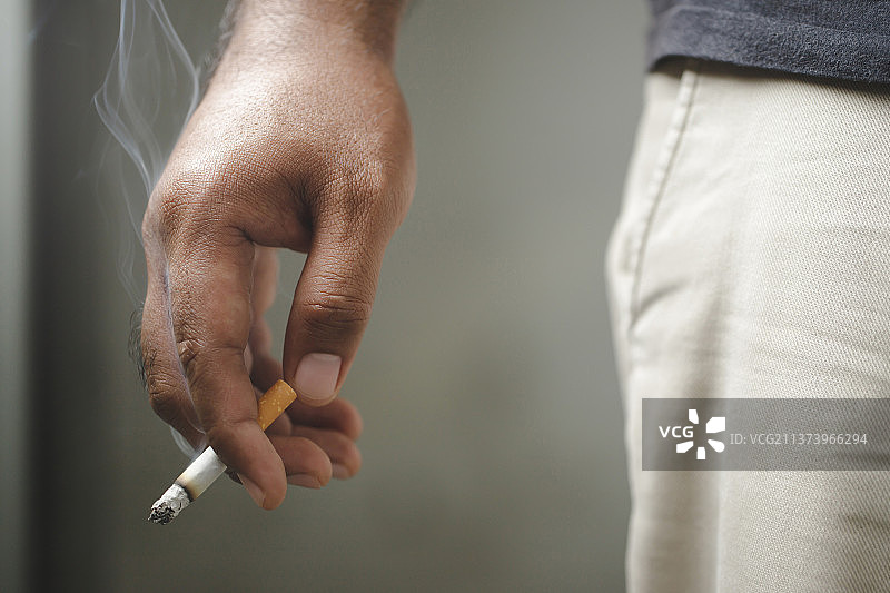 世界无烟日：吸烟的男人图片素材