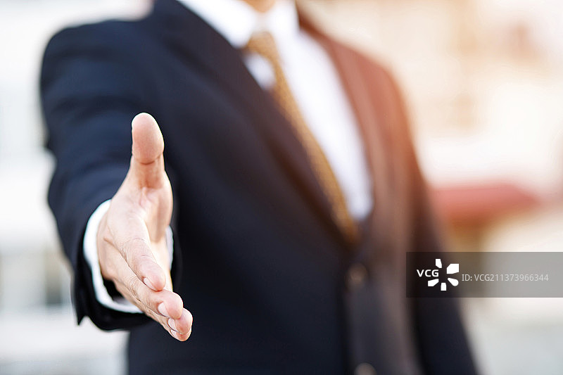 商务人士握手洽谈业务图片素材