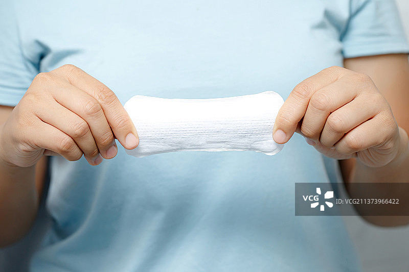 拿着纸的女性与卫生巾图片素材