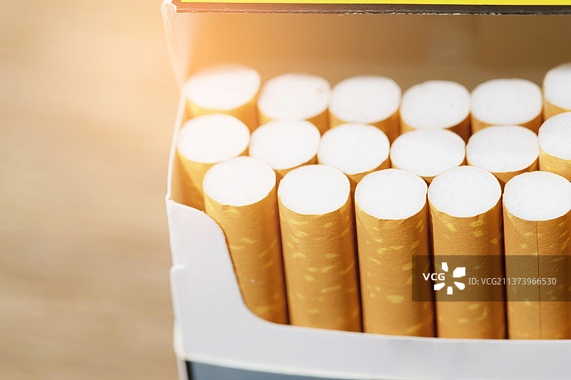 撕开香烟盒准备吸烟图片素材