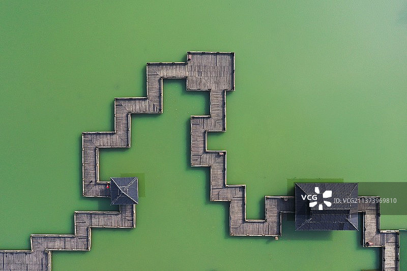 水上栈道+江苏省常州市武进区春秋淹城图片素材