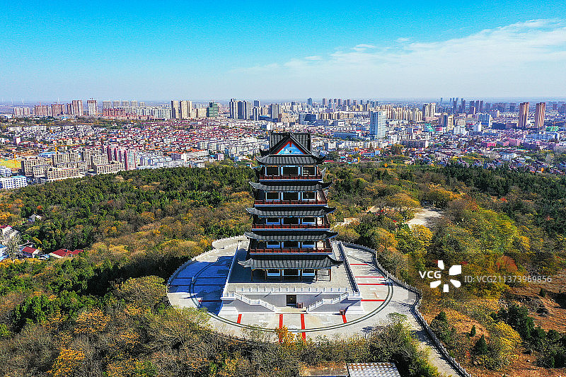 都梁阁与盱眙县城+江苏省淮安市盱眙县都梁公园图片素材