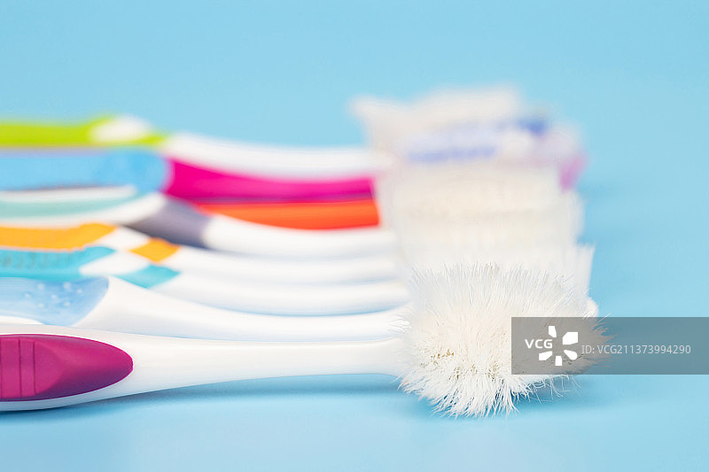 蓝色背景上的木制牙刷特写图片素材