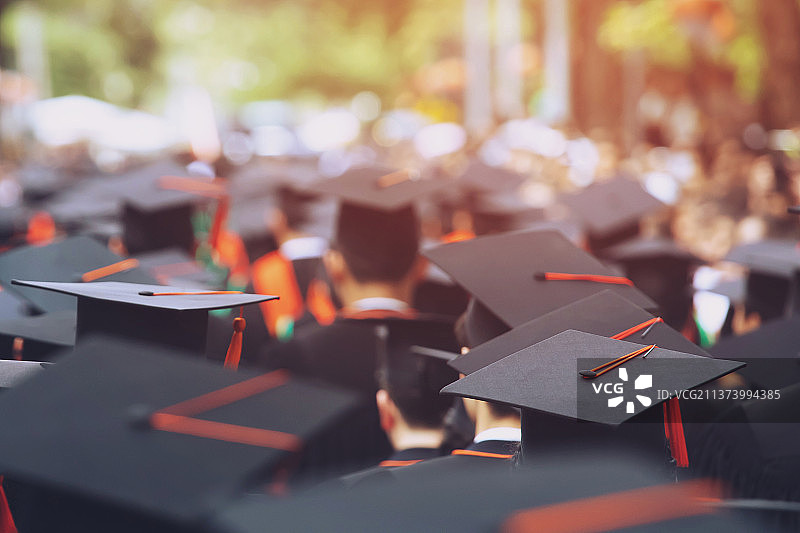 毕业帽特写，桌上的方形帽图片素材