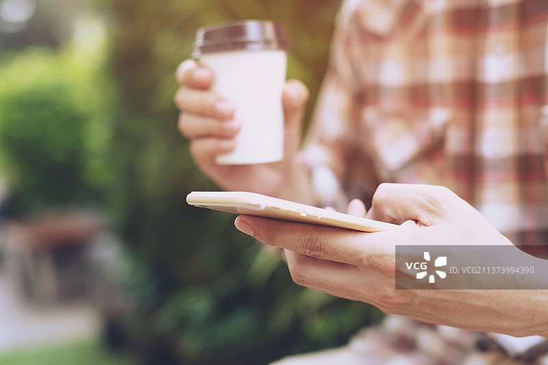 使用电话的商务男士图片素材