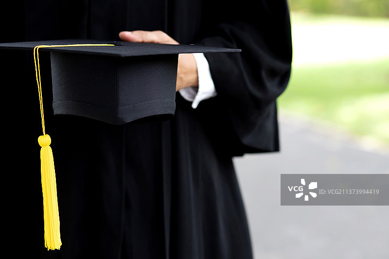 毕业季：手持证书的学生图片素材