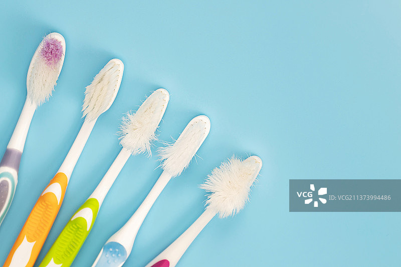 蓝色背景上的木制牙刷高角度视图图片素材
