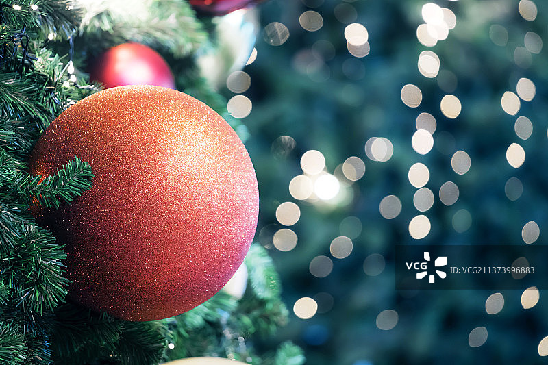 装饰圣诞树上悬挂的红色小球特写图片素材