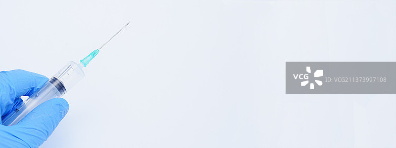 医生在接种疫苗后手持一次性空注射器图片素材