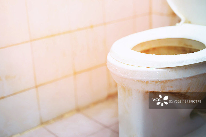 房屋内脏乱的浴室图片素材