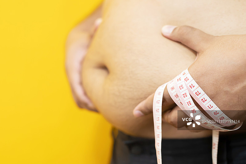 想要锻炼并控制体重的肥胖男人图片素材