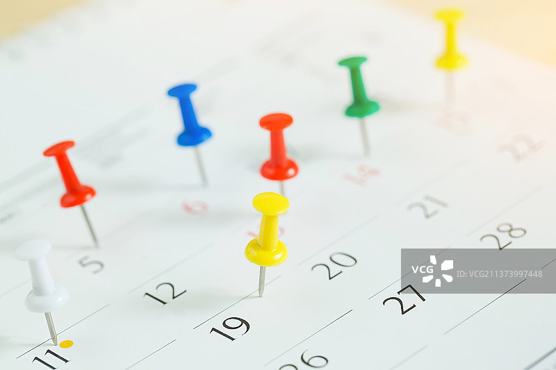 日历上的图钉，象征忙碌图片素材