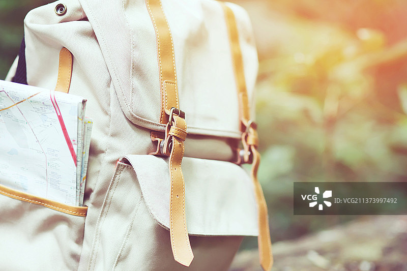 在森林中背包徒步旅行，携带背包的女子站立在户外图片素材