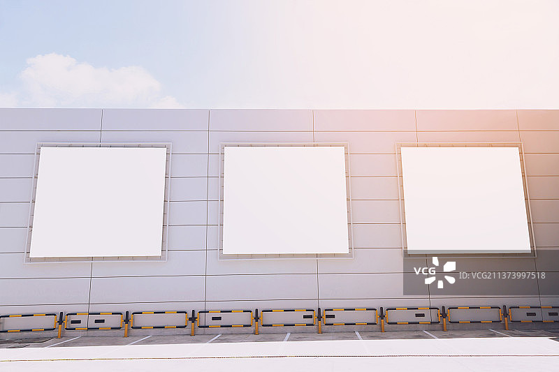 城市背景下的广告牌画布模型图片素材