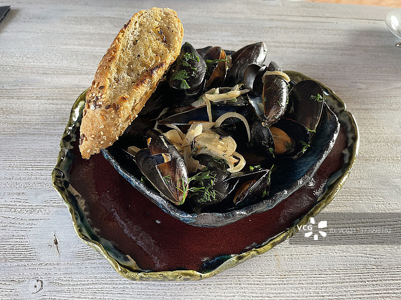 桌上盘中贻贝的高角度俯视图片素材